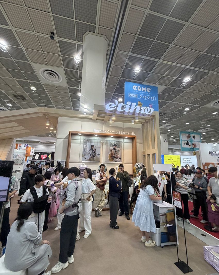 Visitors crowding the Etihw stand, several trying carriers on.